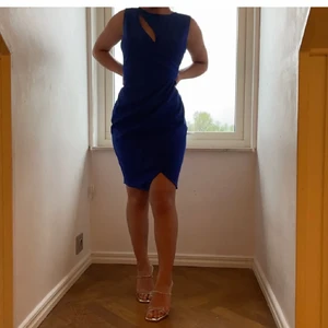 WalG klänning så vacker - Använder inte längre denna klänning. Har bara använts en gång. Den är elegant med en fin mörkblåfärg. Klänningen är 90cm och  Se mina mått i min profil