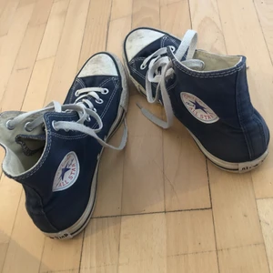 Blåa Converse - Mörkblåa Converse använda några få gånger, säljs pga fel storlek. Frakt ingår ej!