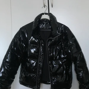 Glansig jacka - Glansig pufferjacka från Gina tricot utan några som hälst skador🙌🏼🙌🏼 den är i XS men passar S lika bra💓 nypris 599kr