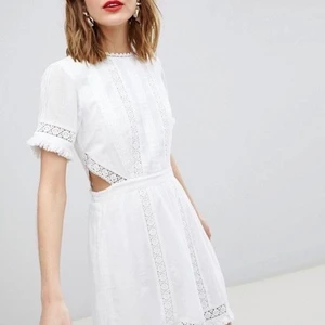 VIT STUDENTKLÄNNING RIVER ISLAND  - Vit klänning från River Island. Perfekt till studenten! Storlek 36/38. Öppen rygg och urskurningar på båda sidorna. 