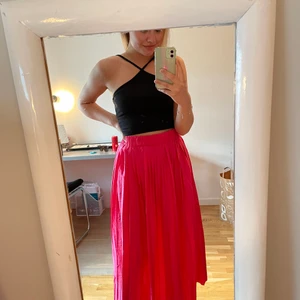 Kjol - Så fin rosa kjol! Lång och härlig färg som passar perfekt till sommaren. Går att styla till många olika toppar! Storlek M. Frakten är inte inkluderad i priset!