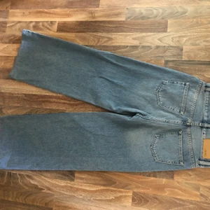 Wide jeans junkyard - Säljer mina wide jeans från junkyard storlek 26, uppsydda därnere passar mig som är 1,58 dom går ner till hälarna då. Knappt använda säljer pga fel storlek. Kan skickas mot fraktkostnad.
