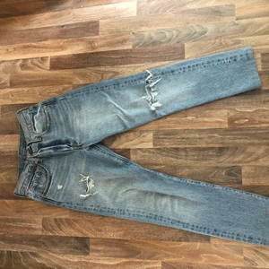 Levis 501 - Säljer mina Levis 501 pga av fel storlek för mig, uppsydda och passar mig som är 1,58 står ej någon storlek men är en 25/26a. Bra skick! Kan skickas