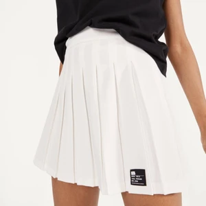 Vit tenniskjol - Säljer denna vita tenniskjolen från bershka då den inte kommer till användning. Fint skick! 💞