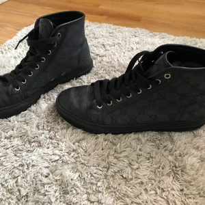 Snygga märkesdneakers - Endast använda ett fåtal gånger av min son förra sommaren. Storlek 6
