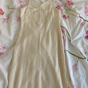 Söt vit klänning - Den är en sött coverup till typ stranden. Till mig som är 167/168 så går den nästen ner till knäna på mig💕