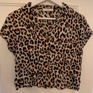 Topp leopard - Storlek 38, nyskick