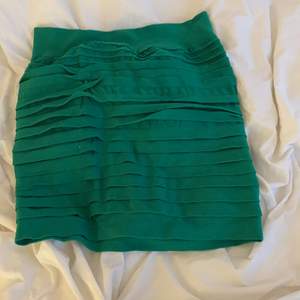 Grön och blå kort kjol med små vilander 