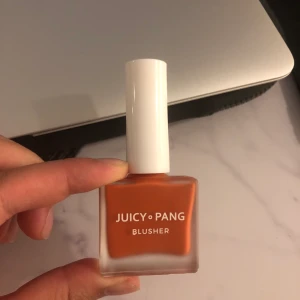 K-beauty blush - En supersöt Blush!!! Jätte estetisk design. Korean beauty märke. Oanvänd färgen passade inte mig. 