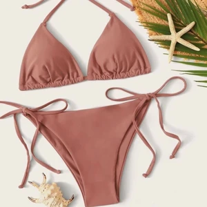 Halter neck bikini beige/rosa  - En supersöt bikini! Färgen är svår att beskriva men skulle säga rostig rosa färg, alt gammalrosa! Beställdes i L men storleken är väldigt liten, skulle säga S alt M beroende på hur liten/stor man vill att toppen ska vara! 