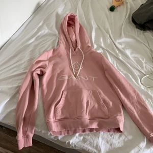  - En gant hoddie i storlek s cirka 1 år gammal använd cirka 4 gånger är sitter väldigt bra på mig och jag är 160 