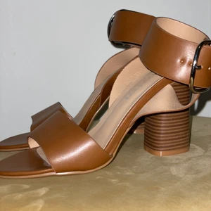 Boohoo klackar - Helt oanvända bruna klackar från Boohoo. Jag har 37,5 i storlek och de passar mig bra