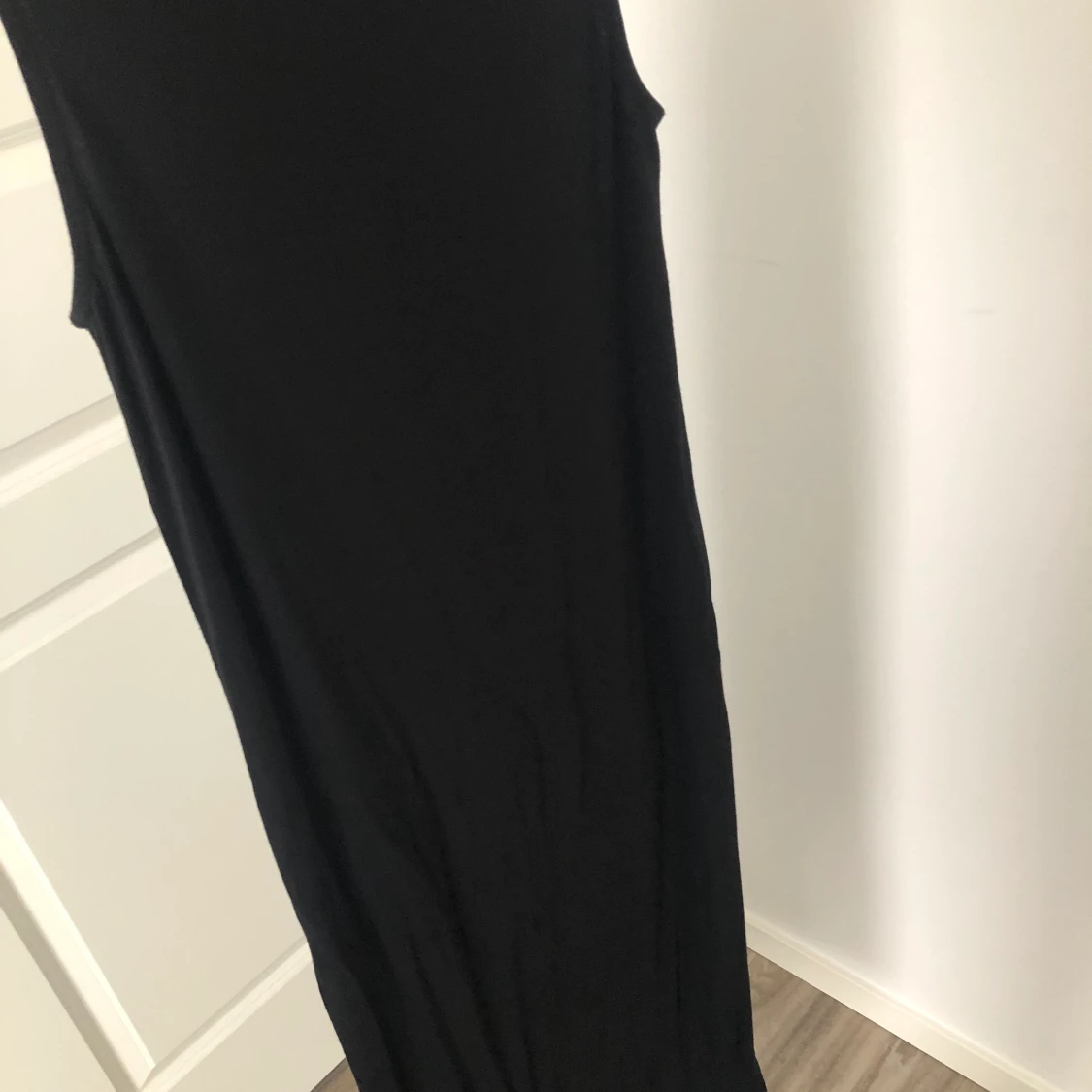 Svart klänning med slits  - 91