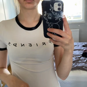 Friends t shirt från hm - Vit tajt t shirt från hm med friends tryck❤️ tröjan har svart mudd runt kragen och armarna och friends tryck❤️ köptes för länge sen så finns inte kvar längre men är använd endast en gång så den är i nyskick 🥰 köpte för 120kr 