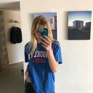 Blå t-shirt💙 - En oversized blå t-shirt med text på den är helt ny och har inte används