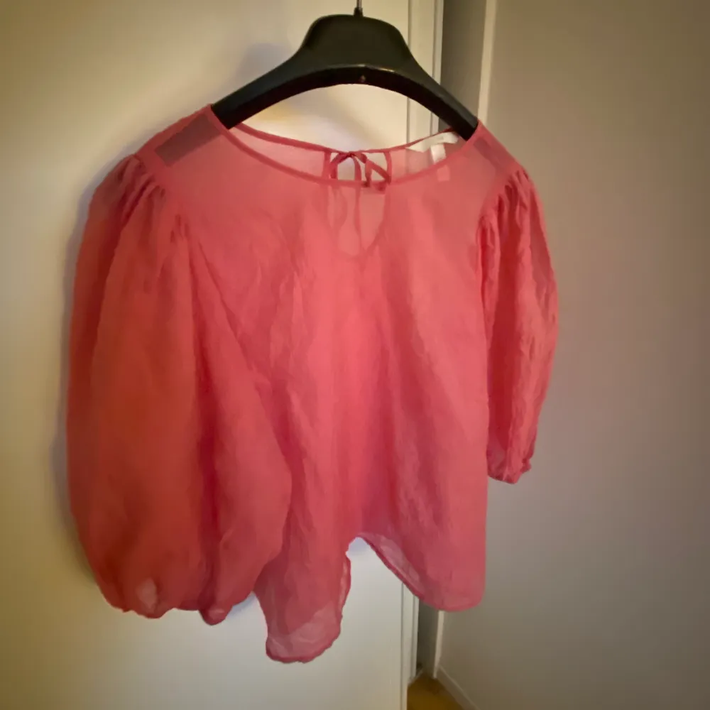 Säljer min super fina rosa sommar blusen från h&m, köptes tidigt i veckan och kom tyvärr inte till användning då jag råkade köpa en likadan😅 Den är köpt för 200kr men säljer för 60kr, kom gärna privat för mer information eller sänka priset m.m💕. Blusar.