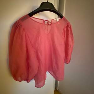 Säljer min super fina rosa sommar blusen från h&m, köptes tidigt i veckan och kom tyvärr inte till användning då jag råkade köpa en likadan😅 Den är köpt för 200kr men säljer för 60kr, kom gärna privat för mer information eller sänka priset m.m💕