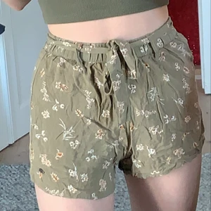 Gulliga shorts från pull&bear! - Säljer mina fina shorts från pull&bear då jag inte använder dom längre🛍Köpte dom slutet av förra sommaren och de var så sköna för varma sommardagar vid t.ex. stranden!☀️frakt tillkommer