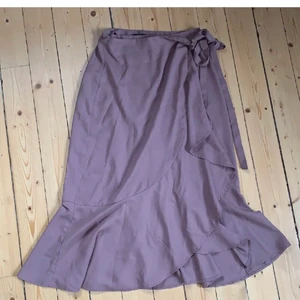 Kjol från Gina  - Fin kjol från Gina i fint skick, knappt använd då den är lite liten. Superfin till sommaren. Köparen står för frakt.