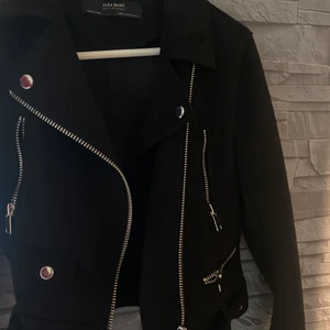 Svart mockajacka  - Svart mockajacka från DMretro i storlek XS🖤 väldigt bra skick, använd ett fåtal gånger. Frakt inkluderar i priset. 