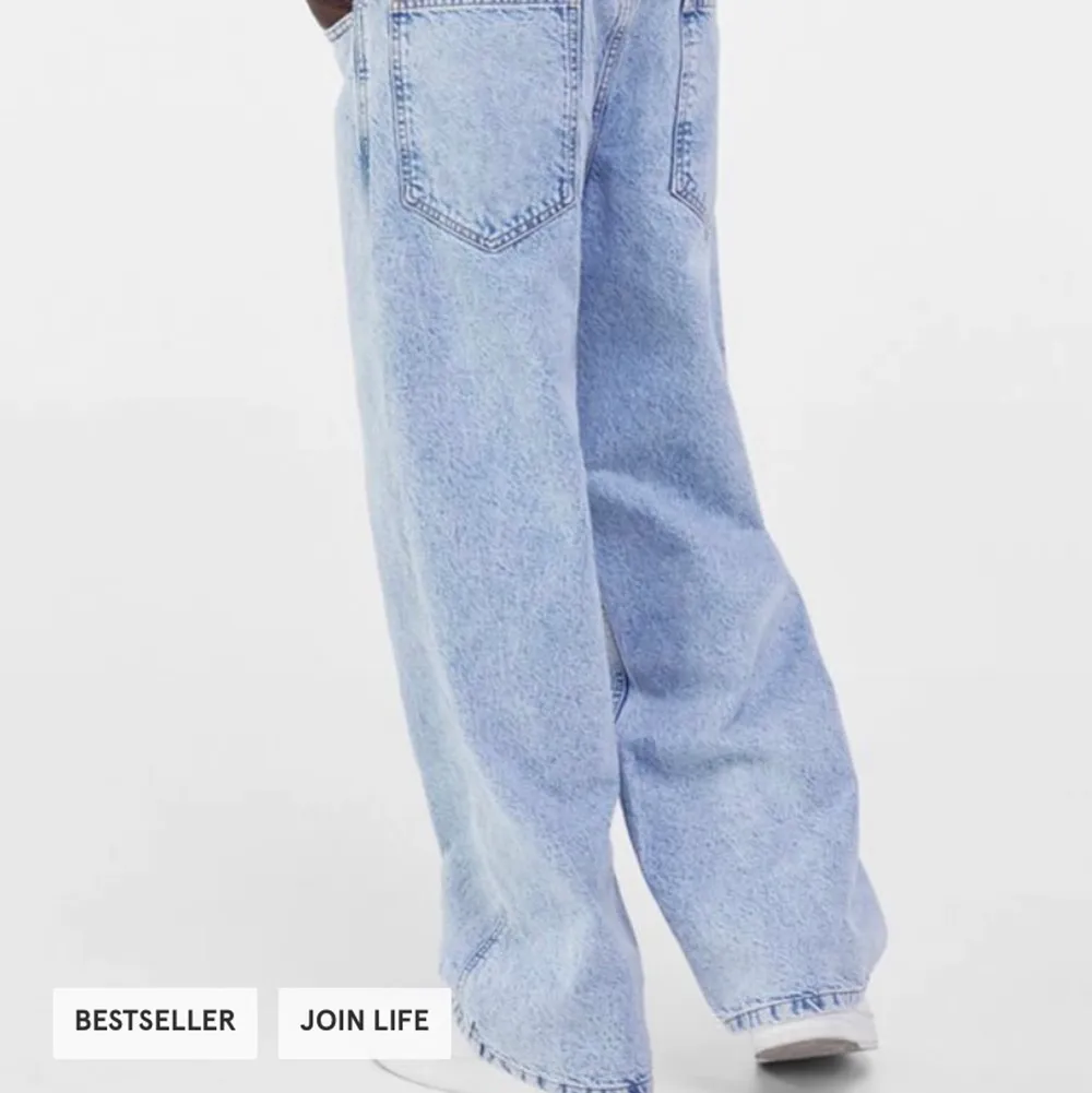 Baggy Jeans från Bershka, köpta April 2021. Ej använda, säljer pga att de var lite för korta för mig som är 178cm, med storlek 28-29 på byxor (men de satt fine i midja).                                                Köparen står för frakten💚. Jeans & Byxor.