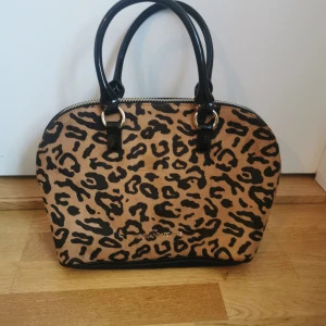 Äkta Armani väska  - Endast använd en gång, superfint skick! Äkta Armani väska köpt i Rom.👜