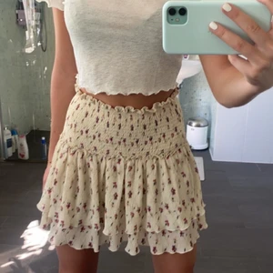 Sommrig kjol - En kjol från nakd som passar perfekt till sommaren!! Helt oanvänd💗