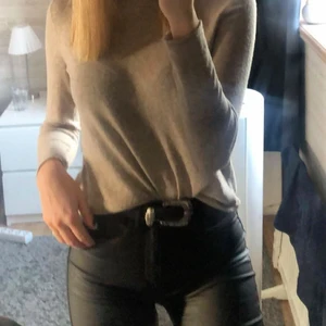 Tröja  - Brun/beige stickad tröja super mjuk i materialet, hör av er vid intresse 💖🌸