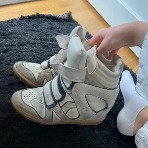Isabel marant skor - Säljer mina isabel marant ”bekett” wedge sneakers. 100% äkta och köpta för 4300kr. Har inte användning av de längre. Väl använda. Lite osäker på vad frakten kostar men köparen står för frakten. 