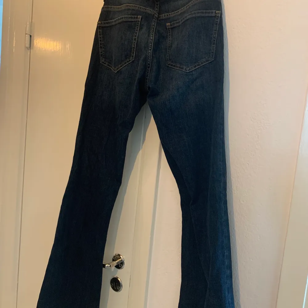 Säljer mina helt oanvända bootcut jeans från Lindex, de är midrise så relativt lågmidjade. Säljer då det är för långa på mig som är 1,58. De är i storlek 36, nypris 400kr. Frakt ingår ej<3. Jeans & Byxor.