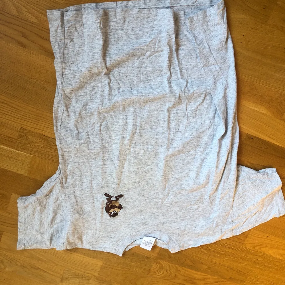 Ljusgrå t-shirt med coolt tryck på baksidan! Den är köpt secondhand men är i jättebra skick:) Gratis frakt! . T-paidat.