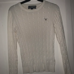 Kabelstickad tröja från Gant - Vit Kabelstickad tröja från Gant. Storlek XS, passar även S