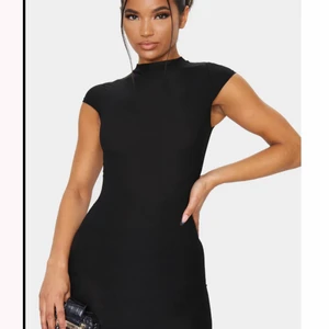 Svart klänning Uk 6 - Supersnygg svart klänning från Prettylittlething helt oanvänd,  säljer då jag råkat beställa i för liten storlek. Storlek: Uk6.     !Köparen står för frakten!