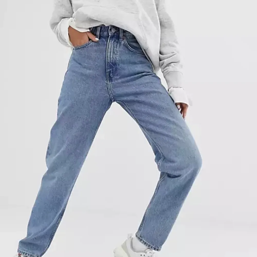 Säljer ett par snygga weekday jeans i modellen lash då dom tyvärr är för små för mig! Jag köpte dom för 500kr och säljer nu för 100kr! Jeansen går till fötterna. Dom är använda ett par gånger men är som nya! Köparen står för frakt. Jeans & Byxor.