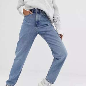 Säljer ett par snygga weekday jeans i modellen lash då dom tyvärr är för små för mig! Jag köpte dom för 500kr och säljer nu för 100kr! Jeansen går till fötterna. Dom är använda ett par gånger men är som nya! Köparen står för frakt