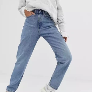 Jeans weekday  - Säljer ett par snygga weekday jeans i modellen lash då dom tyvärr är för små för mig! Jag köpte dom för 500kr och säljer nu för 100kr! Jeansen går till fötterna. Dom är använda ett par gånger men är som nya! Köparen står för frakt