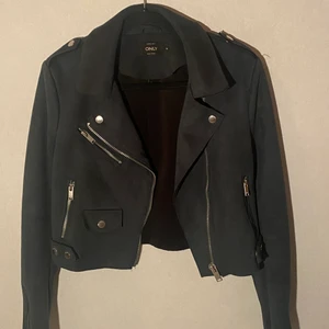 Jacka från Vero Moda - Jackan är använd några gånger men den har inga skråmor någonstans, två fickor är användbara medans dem andra bara är detaljer