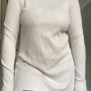 Tröja - Vit tröja med slit på sidan, tjock tyg