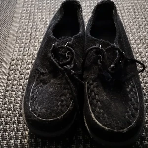 Demonia Creepers storlek 39. - Svarta Creepers ifrån Demonia. Storlek 39. Högre än "vanliga" vilket syns på bild 2. Noppriga, därav priset, går troligtvis att få bort om man ger skorna lite kärlek. 