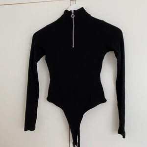 Svart polotröja  - En svart polotröja med dragkedja i nytt skick