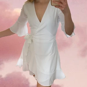 Studentklänning  - Sååå fin studentklänning från Bubbleroom som nu är slutsåld! 🤍 Tänkte ha den till studenten men valde en annan istället och därför säljer jag den. Den är helt ny, endast provad (spegeln är lite smutsig men klänningen är helt ren) och den har lappen kvar. Fråga gärna för mer info/bilder. Nypris: 499 🤍  köparen står för frakt💌                                      (priset går att diskutera)