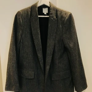 Grå kavaj - Grå kavaj köpt på damavdelningen. Aldrig använd så i helt nyskick 