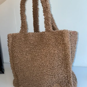 Carin wester väska - En fluffig Carin Wester väska köpt på åhlens, jätte snygg men inte riktigt min stil längre. Endast ändvänds ett antal gånger så ser verkligen ut som ny👌🏻