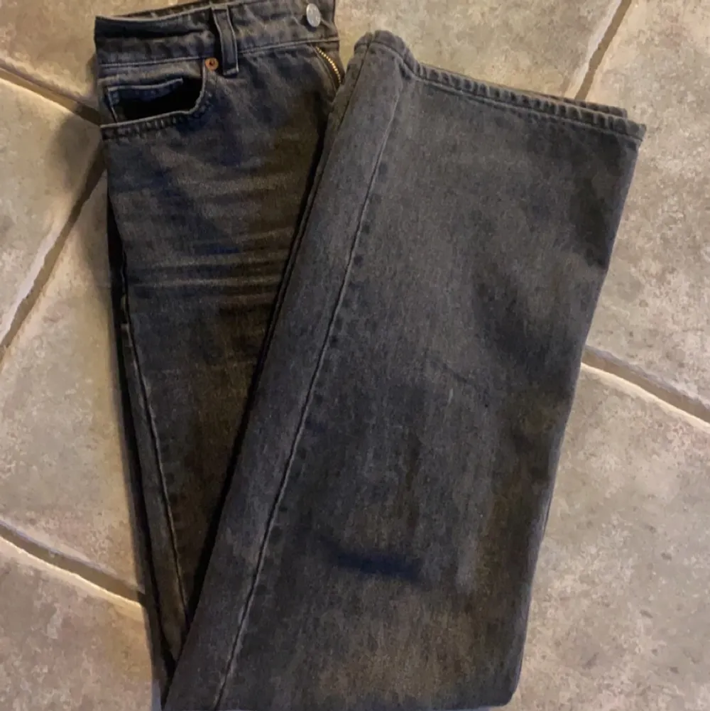 Säljer tyvärr mina superpopulära monki jeans som jag vuxit ur💕 De är i jättebra skick. ✨Bud✨ från 100kr i inlägget eller köp direkt 350kr✨ Har ni några frågor skriv gärna privat✨. Jeans & Byxor.