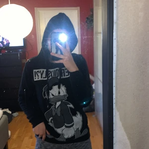 Hoodie - En hoodie med kalle anka tryck från new yorker i strl S. Trycket har minimala ”sprickor” som man kan se på bilden men inget man märker av. OBS frakt räknas in i priset