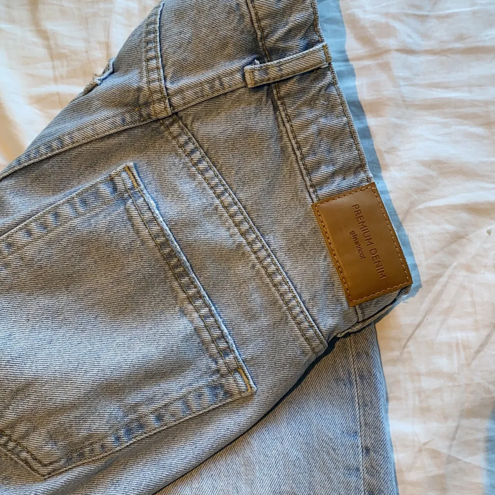 Populära jeans från Gina Tricot i jätte bra skick, ser ut som nya. Säljes pga används tyvärr inte. Köpta för 600 kr, storlek 34. Möts helst i stockholm, kan även frakta. Köparen står för frakten 💙. Jeans & Byxor.