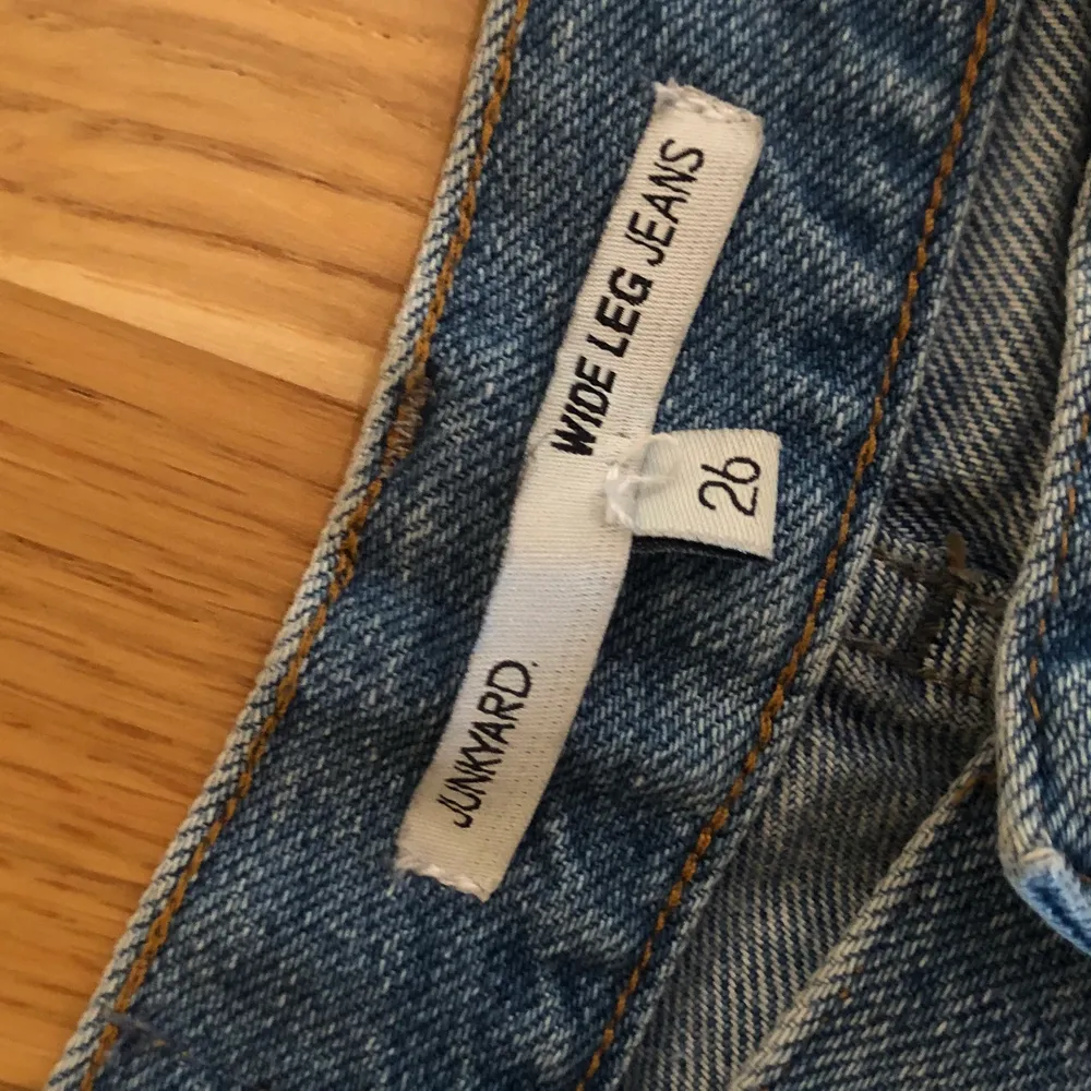 Populär jeansmodell från Junkyard. Avklippta på längden för att passa mig (160cm). Storlek 26 i midjan. Säljes för 80kr. Fraktas för 66kr. 👖😍. Jeans & Byxor.