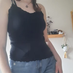 Linne m. Spetskant Strl XL - Passar säkert XL då den är stretchig, men sitter bra på mig som har M. Behöver bara inte ett till linne. 