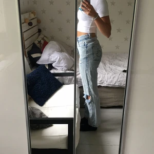 Jeans med målning! - Snygga tvättade jeans med hål! Från weekday. Målat själv Lisa från Simpson med vattenfast färg. Dessutom sytt fast ett Fuck you finger! Så snygga men kommer it till användning:/ 