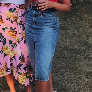 Lång Jeanskjol - Lång jeans kjol. Skärpet kan köpas till för 50kr. Storlek s. Inpris 400/500kr. Högst bud får kjolen.